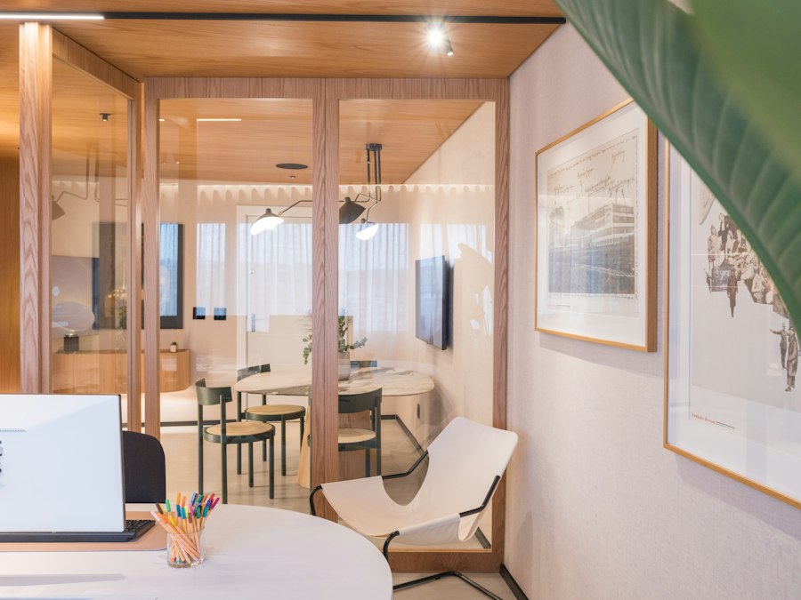 Helles Büro mit Glaswänden