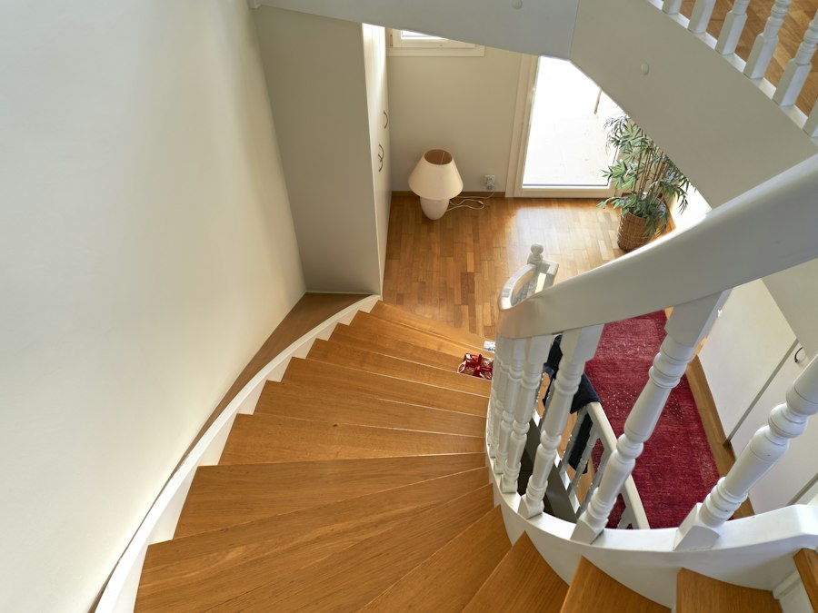 Treppenhaus mit Holztreppe